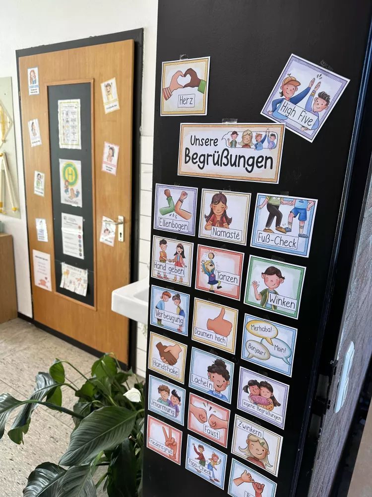 Bild in der Beschreibung des Unterrichtsmaterials Begrüßungen und Verabschiedungen - Schilder Willkommen Schuljahresanfang Begrüßung Gesten von Doodleteacher #1