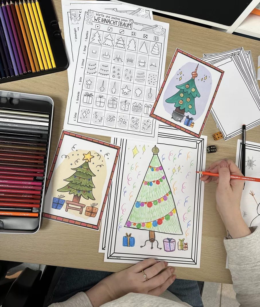 Bild in der Beschreibung des Unterrichtsmaterials Tannenbaum / Weihnachtsbaum würfeln und malen + Kreatives Schreiben & Ausmalbild von Doodleteacher #1