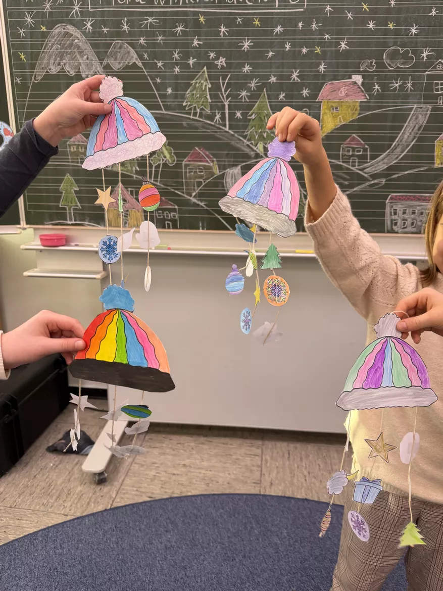 Bild in der Beschreibung des Unterrichtsmaterials Bastelidee Winter Mobiles - Mütze + 🎄+ 🚀 / Vorlage für Kinder von Doodleteacher #3