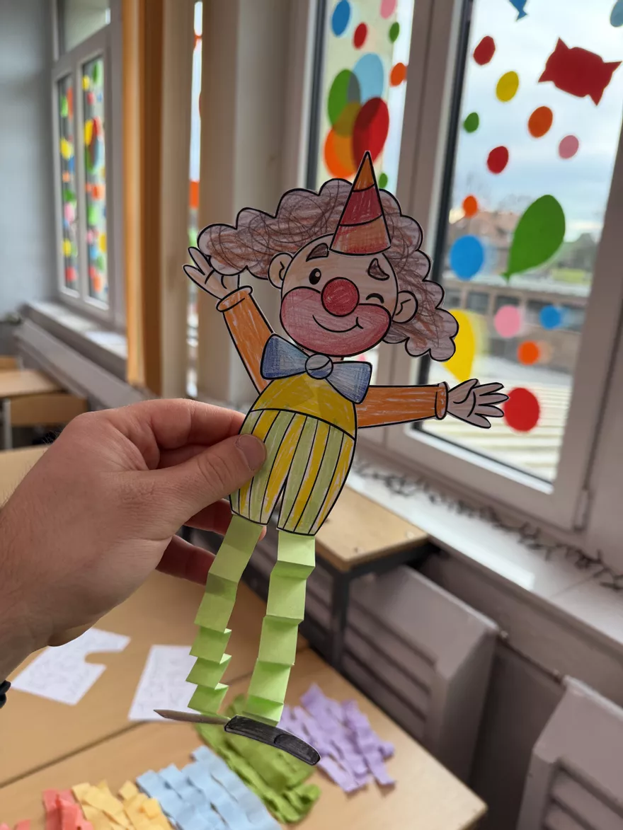 Bild in der Beschreibung des Unterrichtsmaterials Tanzende Clowns mit Wackelbeinen - 6 Versionen / Karneval & Fasching Kunst von Doodleteacher #2