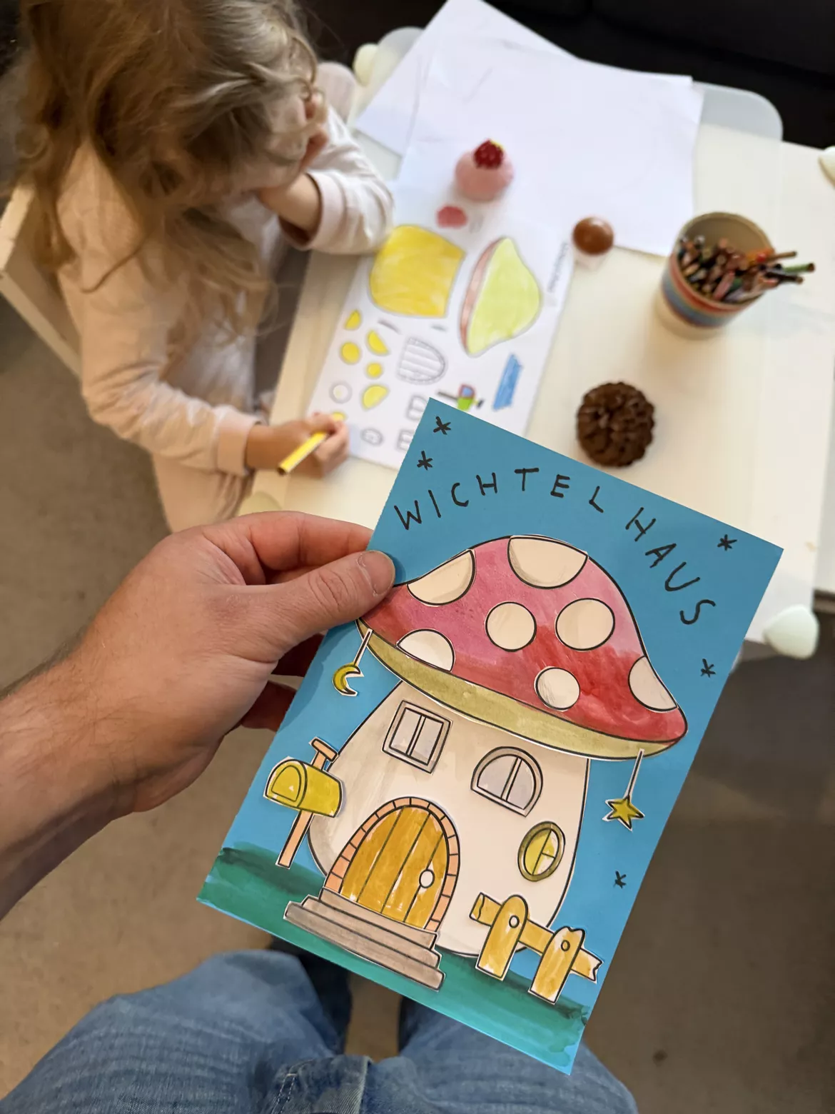 Bild in der Beschreibung des Unterrichtsmaterials Wichtelhaus / Pilzhaus Bastelvorlage - Winter & Weihnachten / Wichtel von Doodleteacher #1
