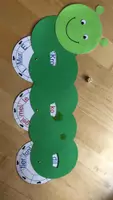Vorschau - Mal- und Bastelvorlagen - Tafelbild Leseraupe zur Demonstration - Seite 1