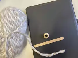 Vorschau - Mal- und Bastelvorlagen - Textiles Gestalten - Kunst - Wichtel - Weihnachtsmann - aus Wolle (flechten), Holzspatel und Holzkugel - PHASENBILDER - Seite 2