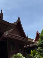 ดูตัวอย่าง - สำรวจความงดงามของบ้านจิม ทอมป์สันและพิพิธภัณฑ์ในกรุงเทพฯ - เสื้อคลุม