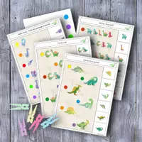 Vorschau - Stationenlernen - 🦕 Dinosaurier Klammerkarten schau genau Kindergarten Freiarbeit - Deckblatt