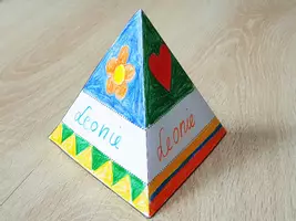 Vorschau - Mal- und Bastelvorlagen - Namensschild basteln mit 3 Seiten, Tetraeder - Deckblatt