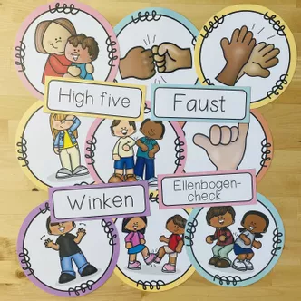 Bild in der Beschreibung des Unterrichtsmaterials Begrüßung und Verabschiedung - Bildkarten / Poster (Version 2021) von Unterrichtmitspass #1