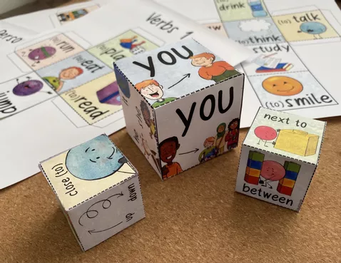 Bild in der Beschreibung des Unterrichtsmaterials Verbs Dice / DIY Cubes für den Englischunterricht von Doodleteacher #1