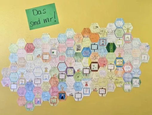 Bild in der Beschreibung des Unterrichtsmaterials Steckbriefe / Kennenlernen - Gemeinschaftsbild Wabe Poster / Schuljahresanfang von Doodleteacher #3