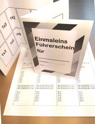 Bild in der Beschreibung des Unterrichtsmaterials Multiplikation und Division Schritt für Schritt lernen. Ein kompletter Lehrgang. von Stolpersteine #5