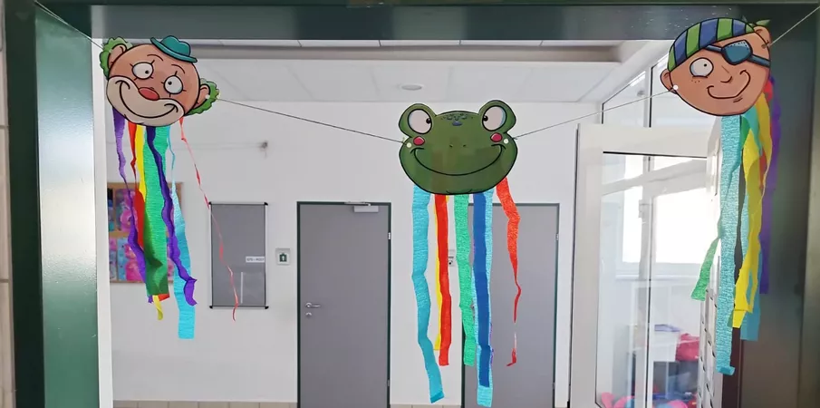 Bild in der Beschreibung des Unterrichtsmaterials Karneval - Fasching: Bunte Basteleien mit Krepppapier gestalten von Buntspecht #1