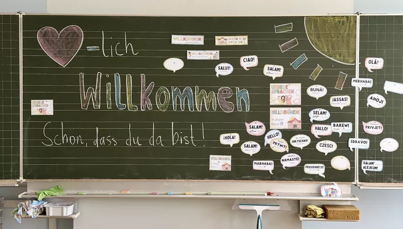 Bild in der Beschreibung des Unterrichtsmaterials Sprechblasen HALLO - Sprachen / Begrüßungen / Willkommen / Schulstart / Schuljahresanfang / Vielfalt von Doodleteacher #1