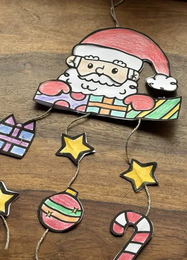 Bild in der Beschreibung des Unterrichtsmaterials Kunst Weihnachten Mobile Basteln als Fensterdeko (Klasse 1, 2, 3, 4, 5) von LernTagebuch #1