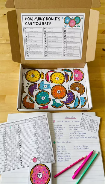 Bild in der Beschreibung des Unterrichtsmaterials ENGLISCH – DONUT BOXEN (4.–8. KLASSE) SPARPAKET | Grammar Task Cards von Unterrichtmitspass #1