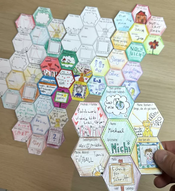 Bild in der Beschreibung des Unterrichtsmaterials Steckbriefe / Kennenlernen - Gemeinschaftsbild Wabe Poster / Schuljahresanfang von Doodleteacher #2
