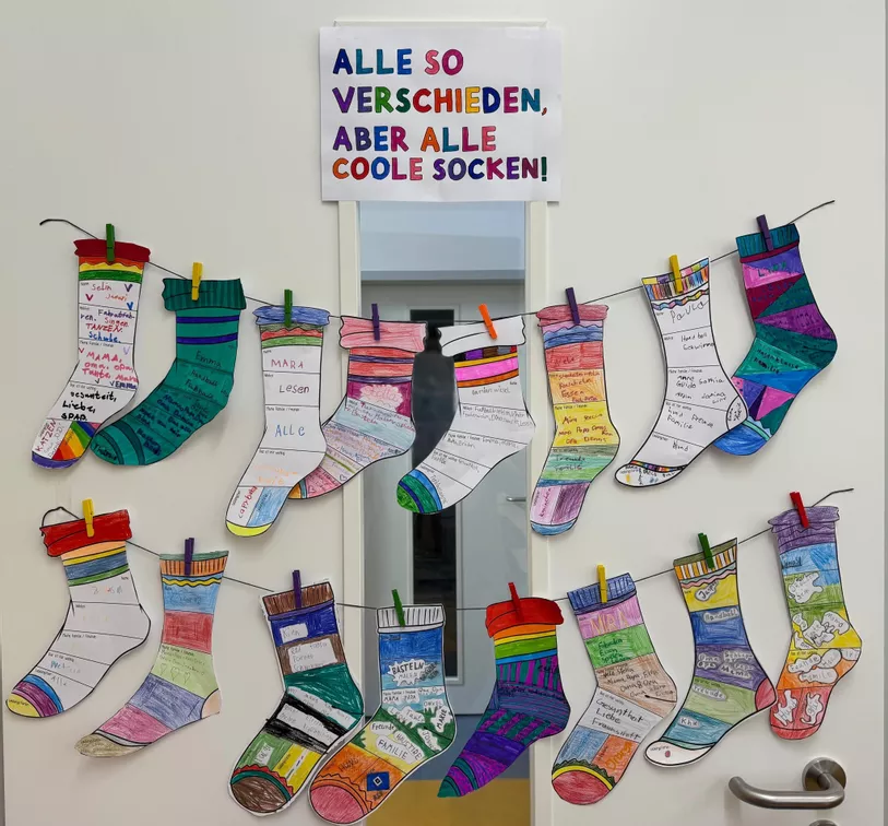 Bild in der Beschreibung des Unterrichtsmaterials Schuljahresbeginn: Alle verschieden / coole Socken - Steckbriefe / Türbild / Dekoration Schuljahresanfang von Doodleteacher #3