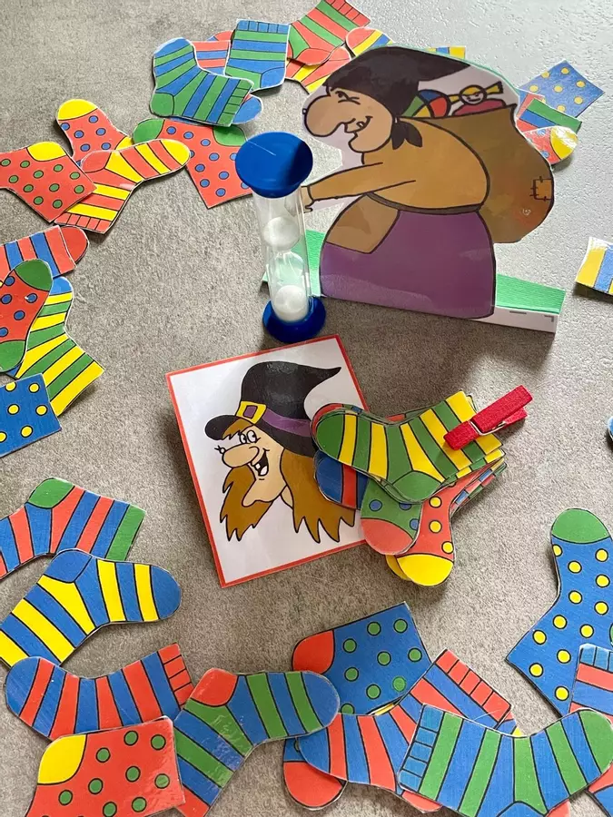 La Befana e il gioco dei calzini Spaiati Giochi - La Befana e il gioco dei calzini Spaiati - tra albi e matite - Pagina di copertina