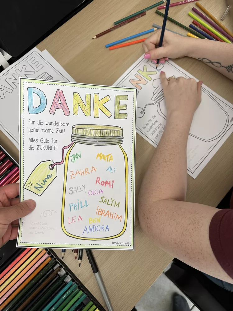Bild in der Beschreibung des Unterrichtsmaterials Abschiedskarte – Danke GRUNDSCHULE / KITA (mit Fingerabdrücken & Namen) von Doodleteacher #1