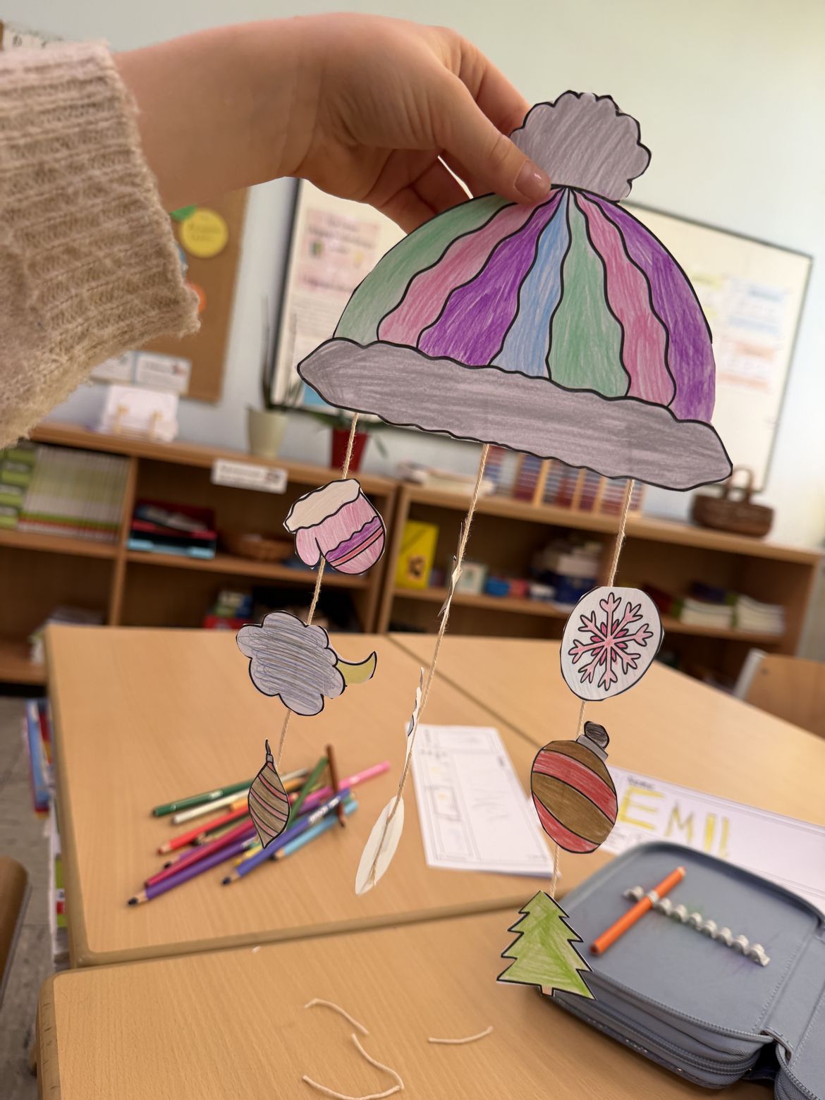 Bild in der Beschreibung des Unterrichtsmaterials Bastelidee Winter Mobile - Mütze / Vorlage für Kinder von Doodleteacher #3