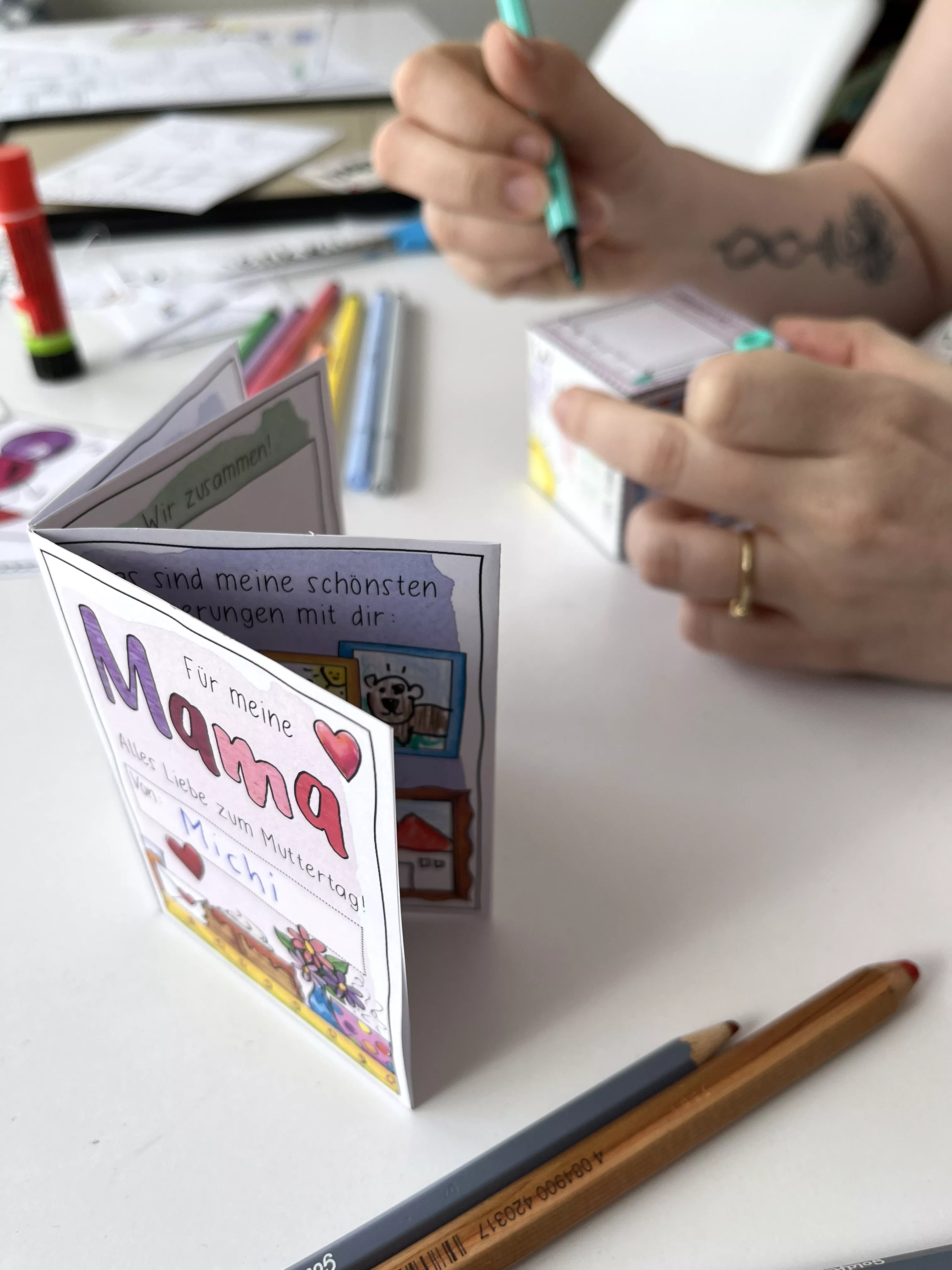Bild in der Beschreibung des Unterrichtsmaterials Muttertag - Minibuch (Mama, Lieblingsmensch, Heldin + Faltanleitung) von Doodleteacher #1