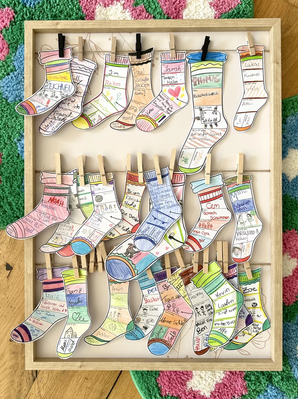 Bild in der Beschreibung des Unterrichtsmaterials Schuljahresbeginn: Alle verschieden / coole Socken - Steckbriefe / Türbild / Dekoration Schuljahresanfang von Doodleteacher #1