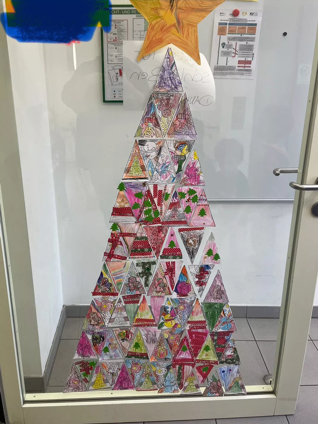 Bild in der Beschreibung des Unterrichtsmaterials Pop-Art + Wünsche – Kooperativer Tannenbaum (Weihnachten & Winter) von Doodleteacher #1