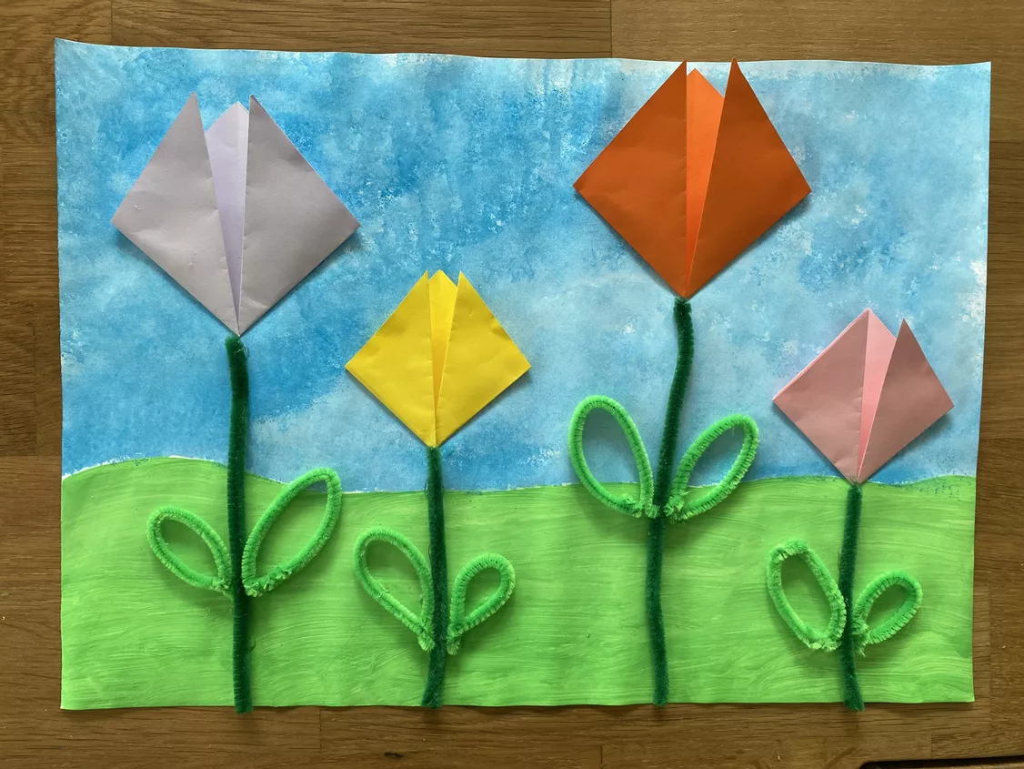 Bild in der Beschreibung des Unterrichtsmaterials Origami Tulpenwiese - Frühblüher Kunstprojekt (Kl.2-4) von Grundschulimpulse #1