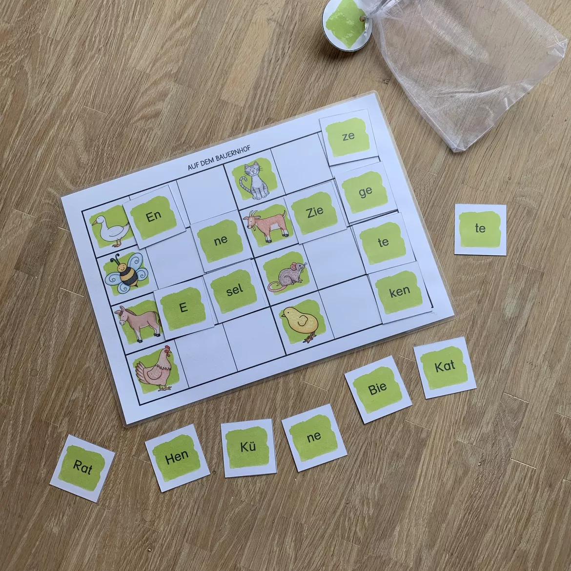 Bild in der Beschreibung des Unterrichtsmaterials Silbenlegespiel - ein Freiarbeitsmaterial zum Silbenlesen von montiaffen_montessori und grundschule #1