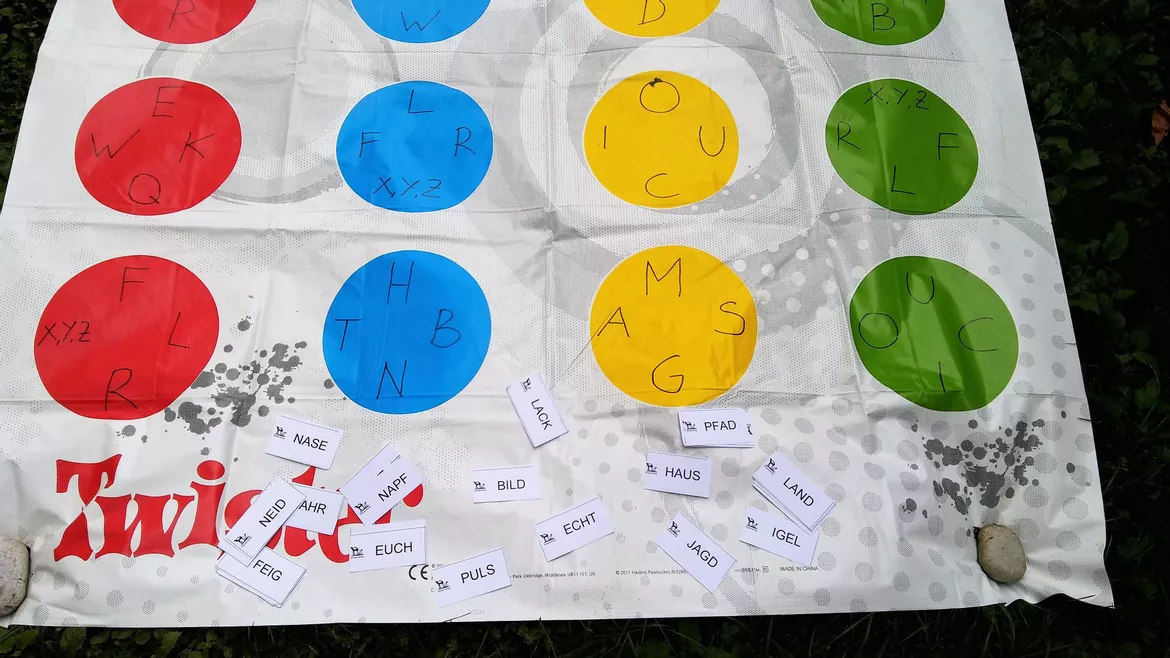 Bild in der Beschreibung des Unterrichtsmaterials Spielidee: ABC Twister mit 4-Buchstaben-Wörtern von Karina Strauss #2