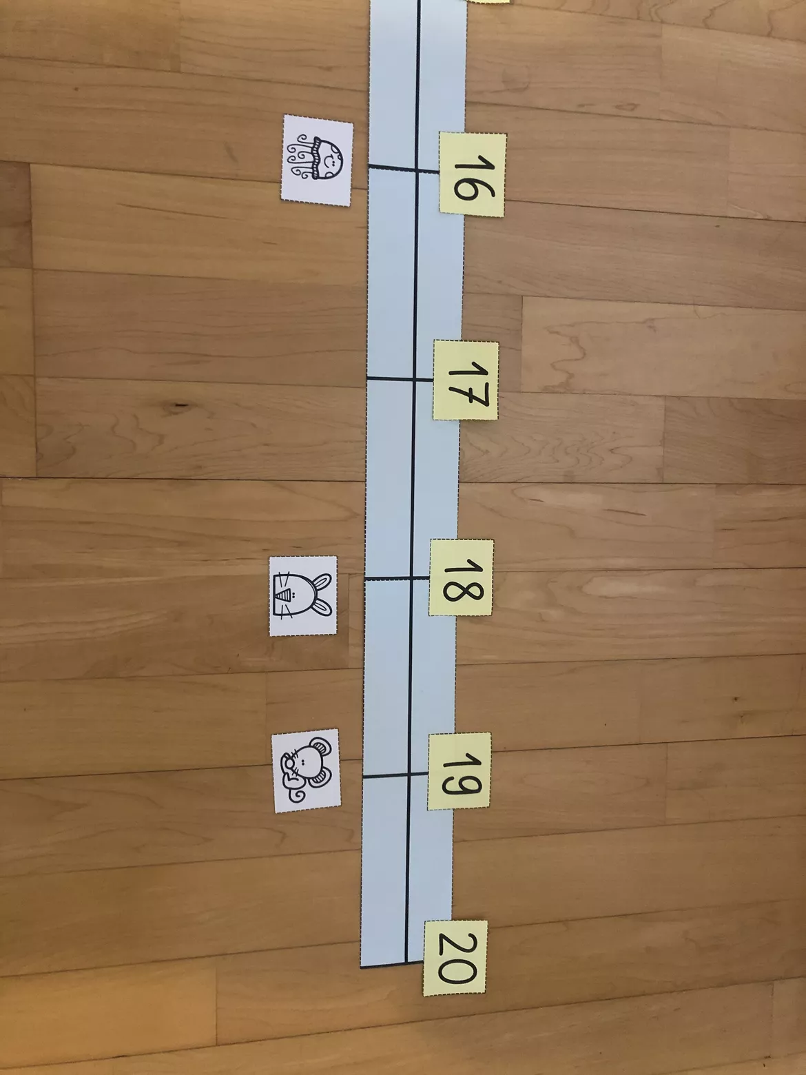 Bild in der Beschreibung des Unterrichtsmaterials Zahlenstrahl bis 20 spielerisch üben – Bewegungsspiel für den Matheunterricht von Giraffes_love_school #2