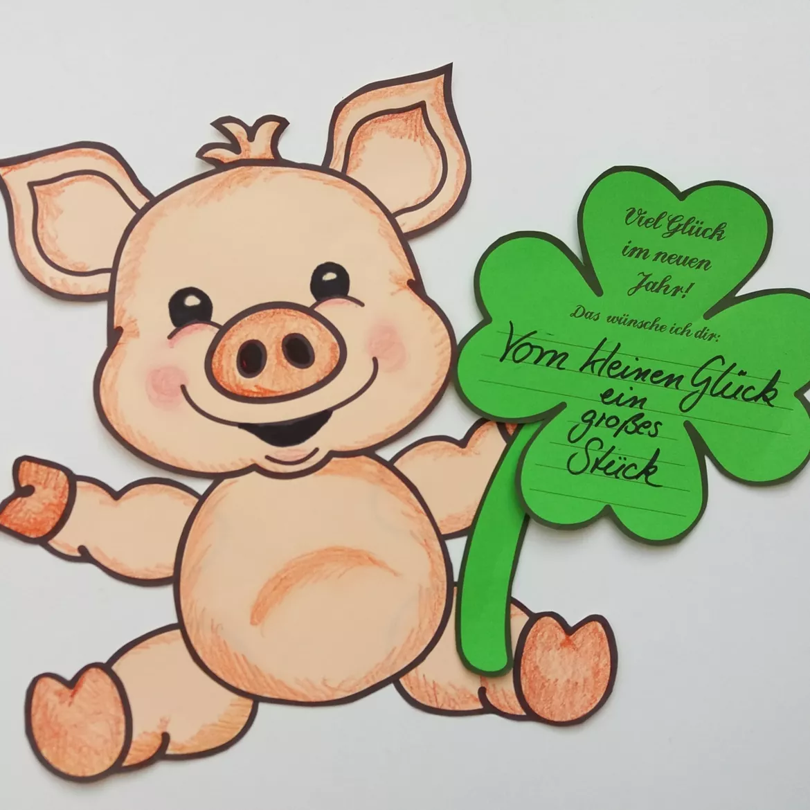 Bild in der Beschreibung des Unterrichtsmaterials Schweinchen Bastelvorlage Neujahrswünsche Glück Kleeblatt von Wolkenland.Graphics #1