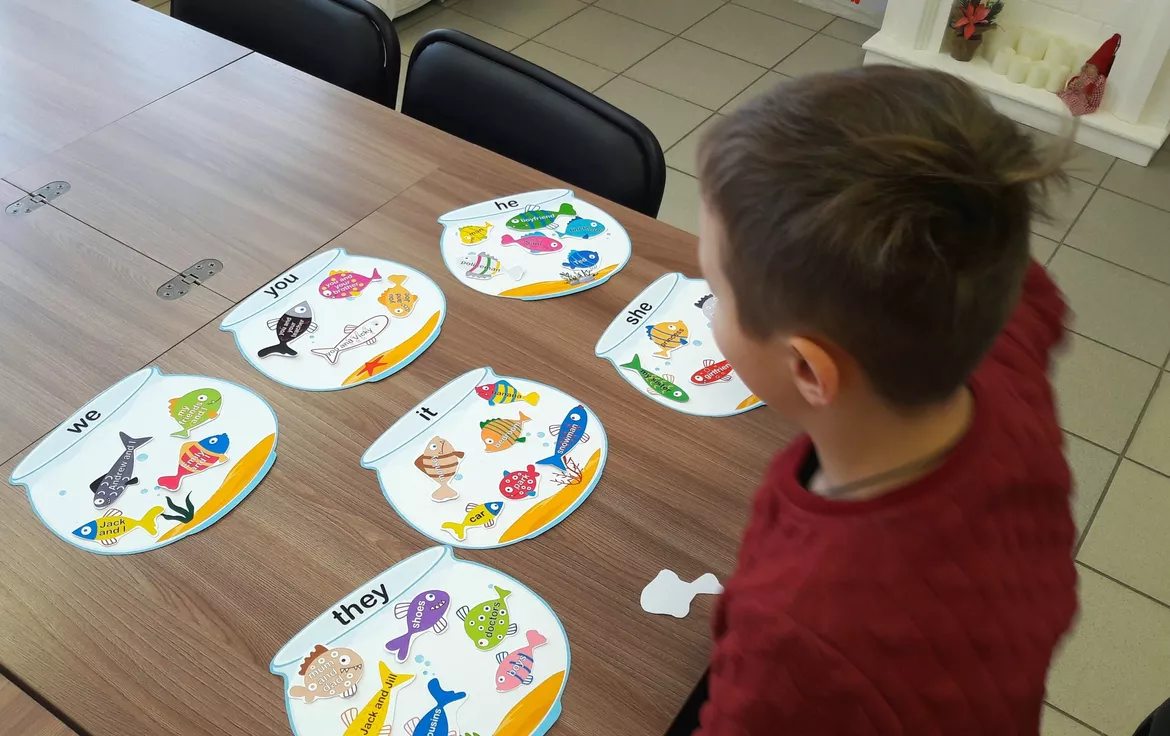 Bild in der Beschreibung des Unterrichtsmaterials Hedgehogs and fish pronouns verbs von Language Stuff #3