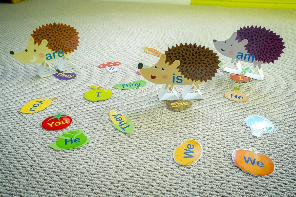 Bild in der Beschreibung des Unterrichtsmaterials Hedgehogs and fish pronouns verbs von Language Stuff #8