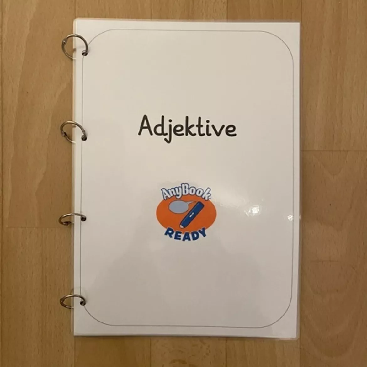 Bild in der Beschreibung des Unterrichtsmaterials Klettmappe zu Adjektiven für den Anybook Audiostift von Material.Fabrik #1