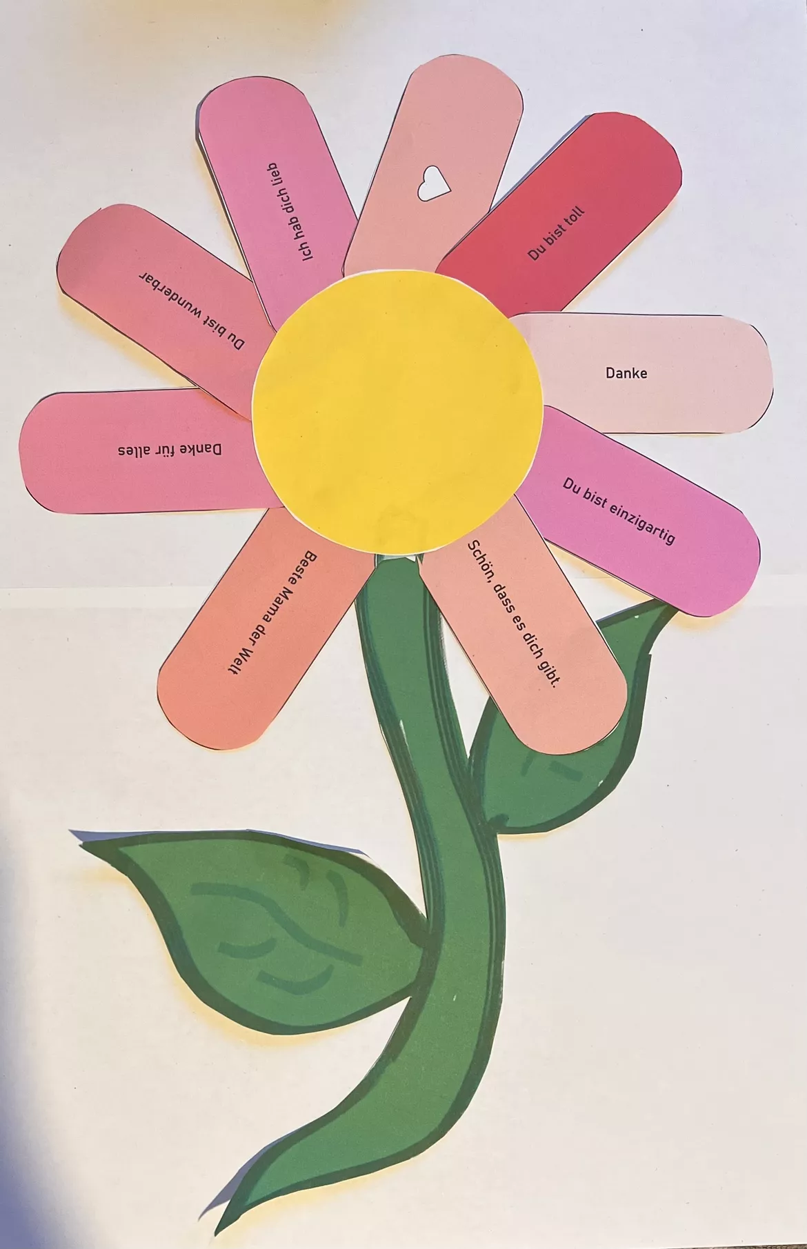 Bild in der Beschreibung des Unterrichtsmaterials Muttertagsblume mit beschrifteten Blüten zum Basteln von Allie Evans #1