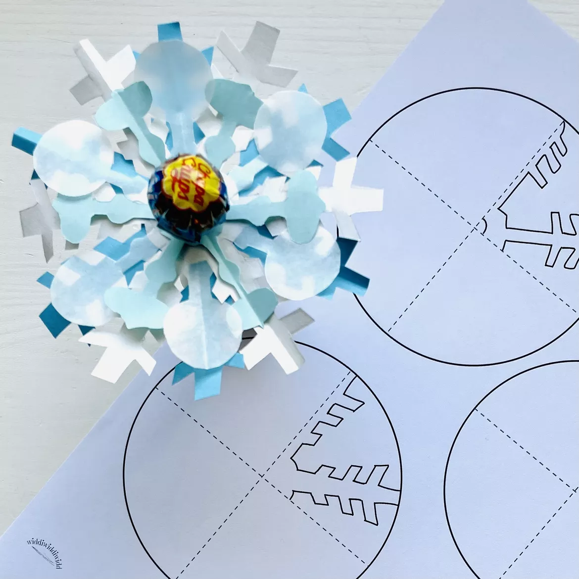 Bild in der Beschreibung des Unterrichtsmaterials Easy peasy EISKRISTALLE EINFACH BASTELN (von Kindergartenkindern bis hin zu Erwachsenen (Winter, Eis, Schnee, Advent, Weihnachten) von widdiwiddiwidd #1
