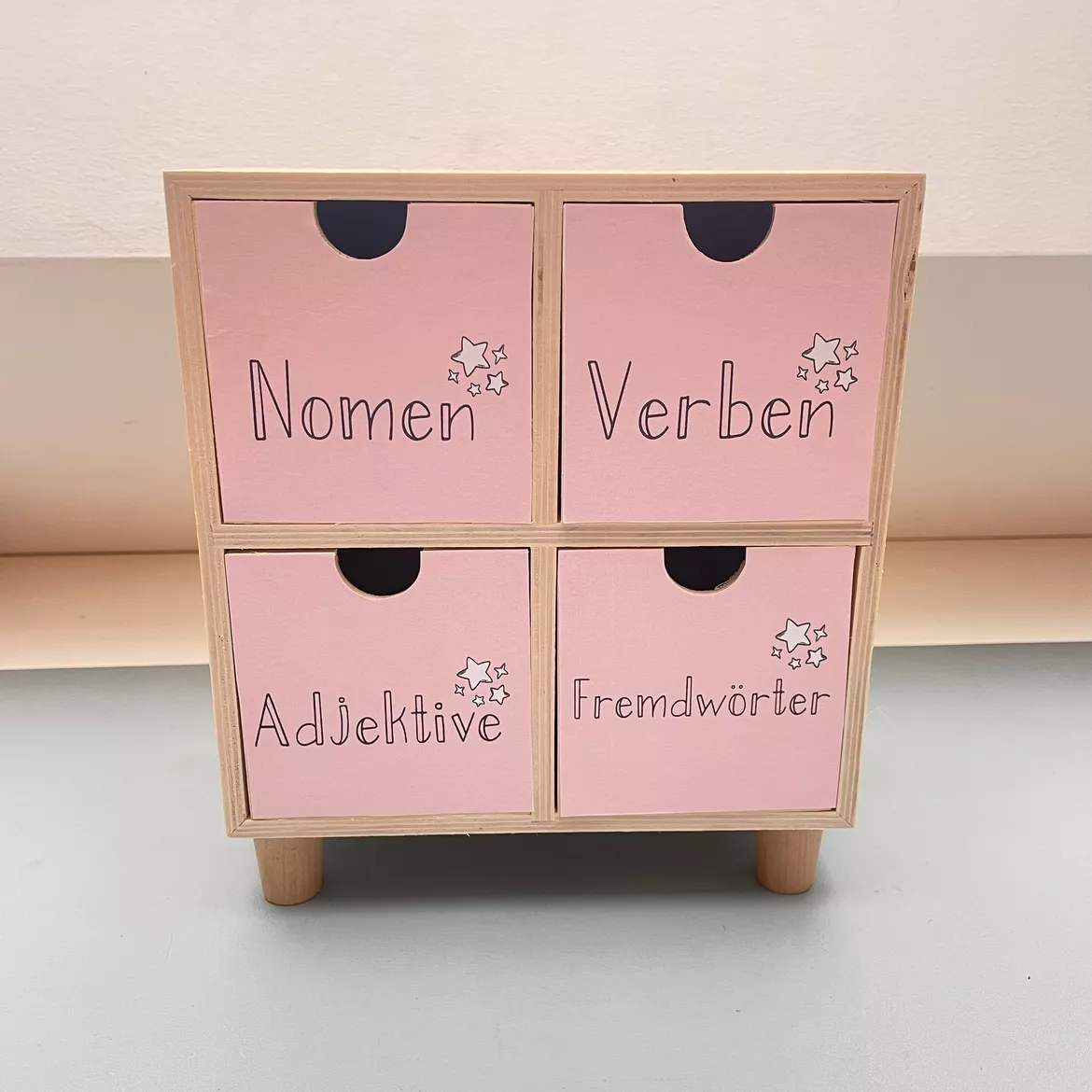 Bild in der Beschreibung des Unterrichtsmaterials Wörterbox (200 Verben, 200 Adjektive, 200 Nomen, 50 Fremdwörter) von Sandras Ideenkiste #1