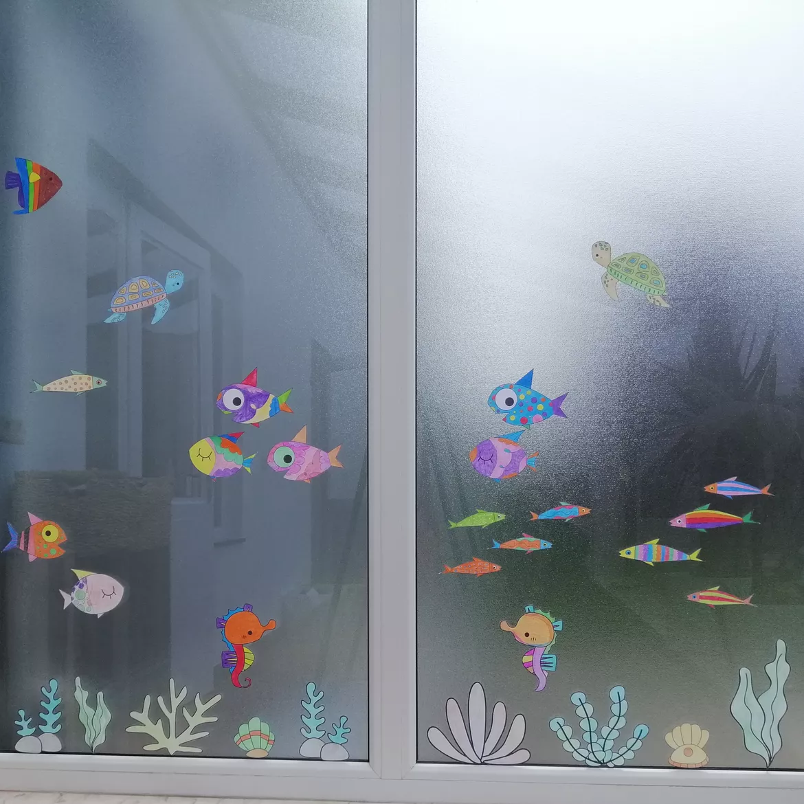 Bild in der Beschreibung des Unterrichtsmaterials Fensterbilder Unterwasserwelt Aquarium Fische von Abenteuer Grundschule #3