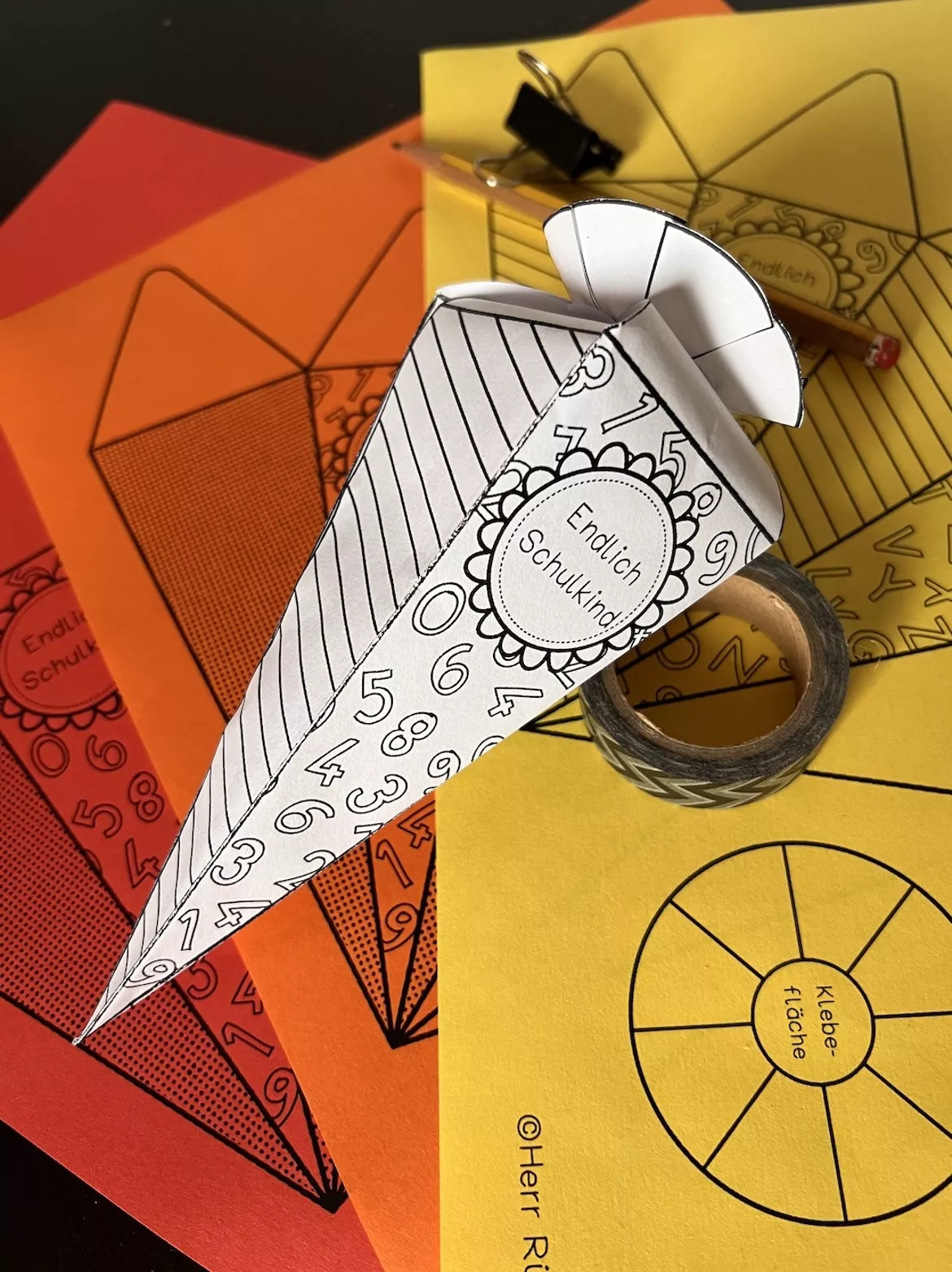 Bild in der Beschreibung des Unterrichtsmaterials Bastelvorlage Mini-Schultüte / Materialpaket Schulanfänger von TüftelTrix #1