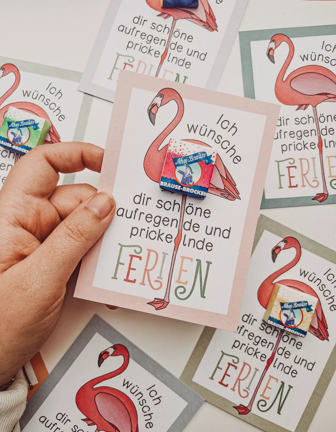 Bild in der Beschreibung des Unterrichtsmaterials Feriengruß Brause - Feriengeschenk Sommerferien Flamingo Geschenk von Chalk & Coffee #1