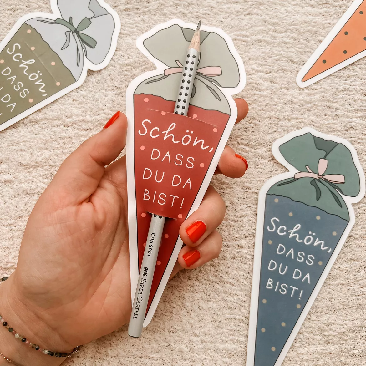Bild in der Beschreibung des Unterrichtsmaterials Willkommensgruß Schultüte für Stifte - Willkommensgeschenk Schulanfang Erste Klasse von Chalk & Coffee #1
