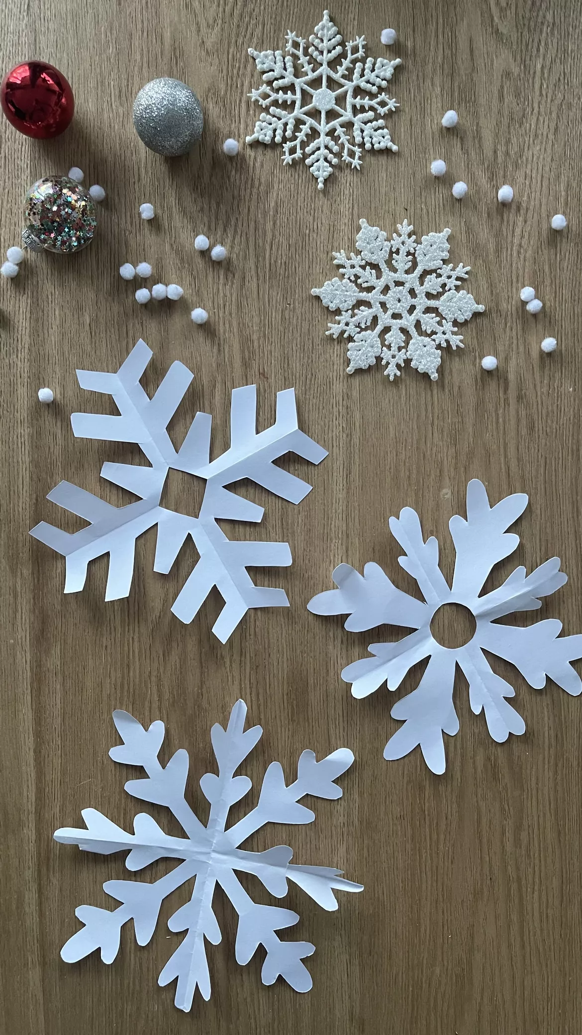 Bild in der Beschreibung des Unterrichtsmaterials Schneeflocken zum Ausschneiden - Übungen mit der Schere ✂️ im Winter von Katy‘s Kunstraum #1
