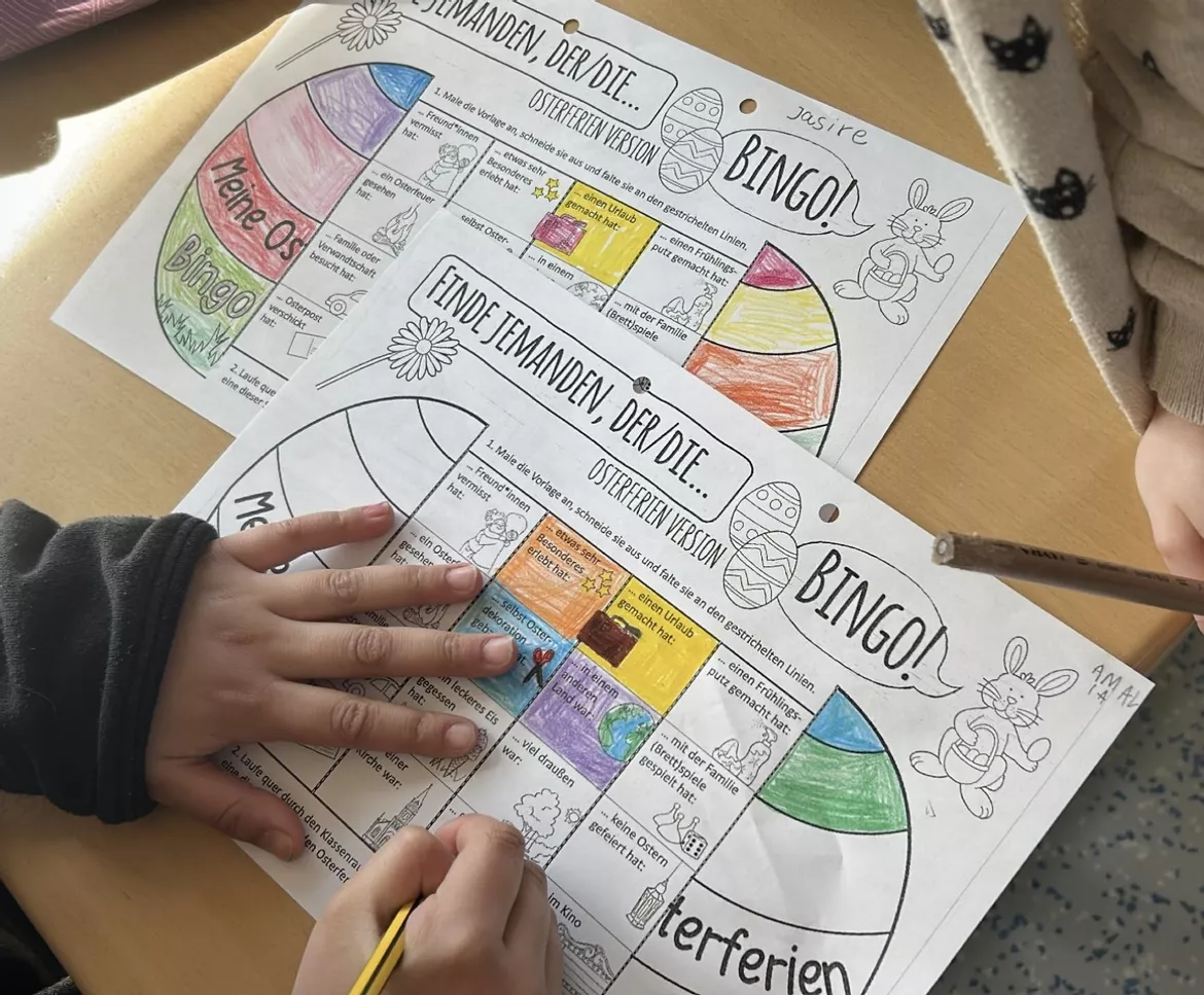 Bild in der Beschreibung des Unterrichtsmaterials Osterferien Bingo - Finde jemanden, der / die ... (+ Basteln) Spiel von Doodleteacher #3