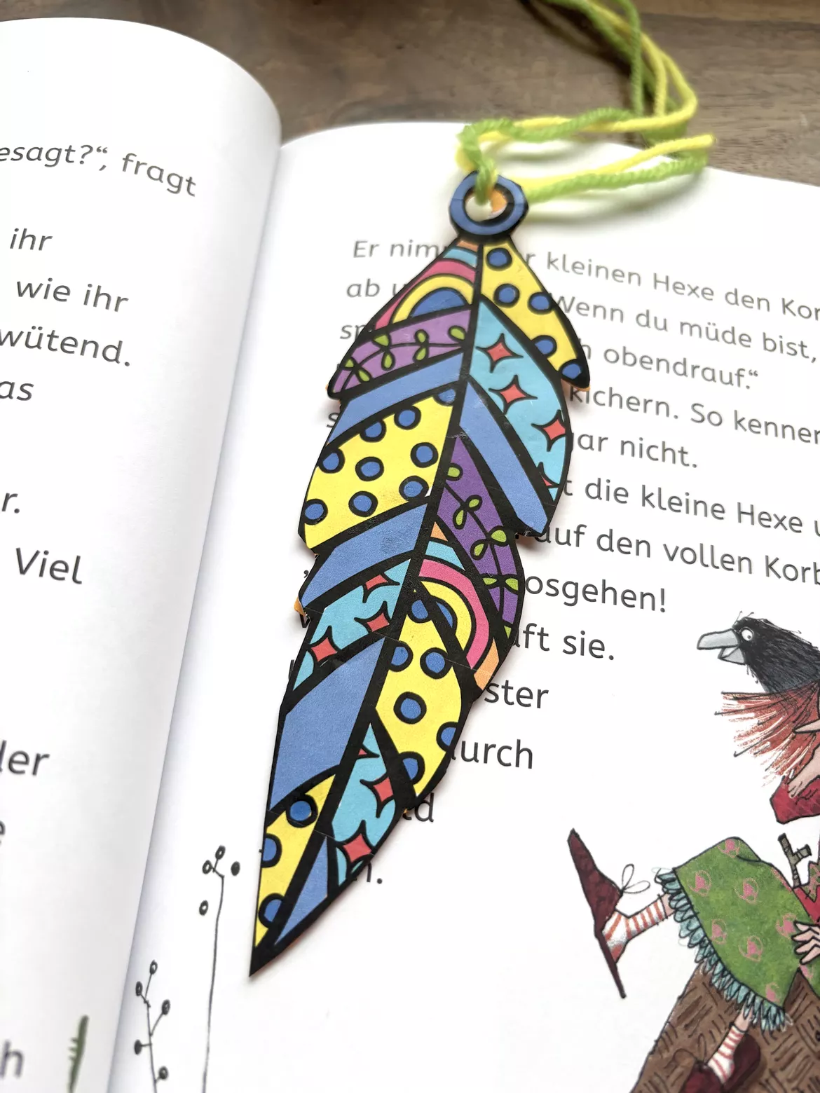 Bild in der Beschreibung des Unterrichtsmaterials Lesezeichen basteln, Bastelvorlage, Malvorlage, Federn von LernTagebuch #1