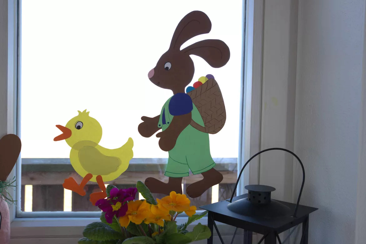 Bild in der Beschreibung des Unterrichtsmaterials Kunst Ostern, Osterhase mit 3 Küken, Fensterbilder, Materialpaket von Pinselpauker #1