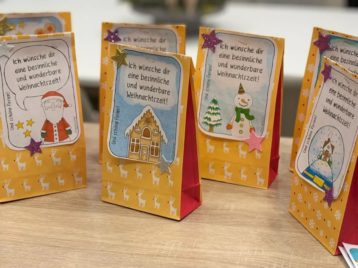 Bild in der Beschreibung des Unterrichtsmaterials Weihnachten - Gruß und Bastelkarten / Geschenke Weihnachtsgrüße von Doodleteacher #1