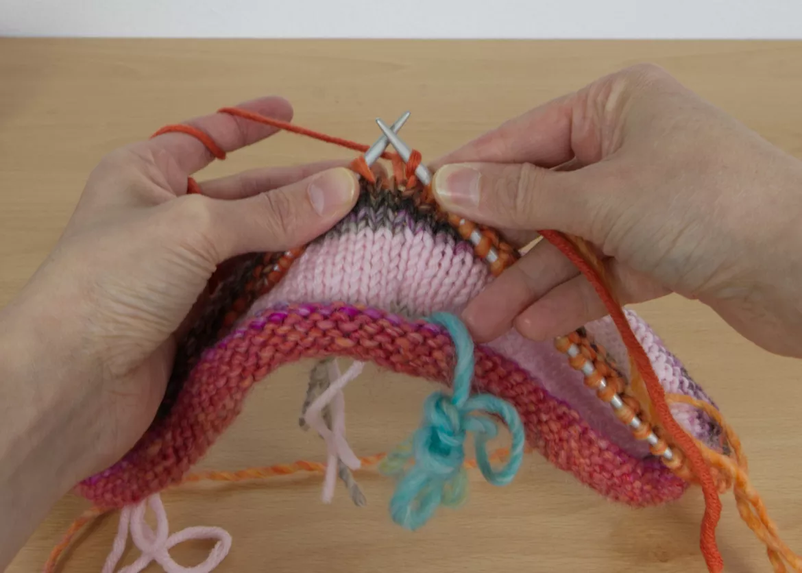 Bild in der Beschreibung des Unterrichtsmaterials Rundschal stricken, textiles Gestalten in der Grundschule von Pinselpauker #2