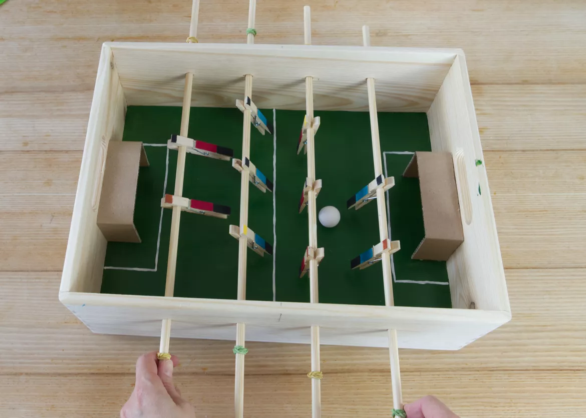 Bild in der Beschreibung des Unterrichtsmaterials Werken Grundschule, Baue einen Tischkicker, Fußball von Pinselpauker #2