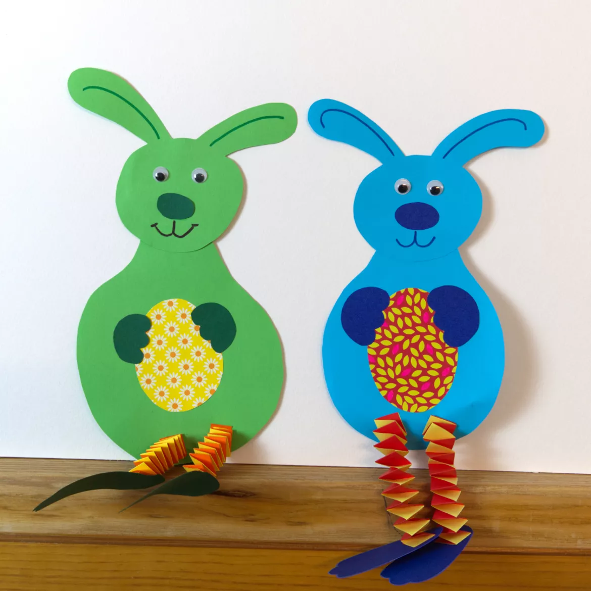 Bild in der Beschreibung des Unterrichtsmaterials Kunst Ostern, Osterhase mit Wackelbeinen, Fensterbild, Grundschule von Pinselpauker #1