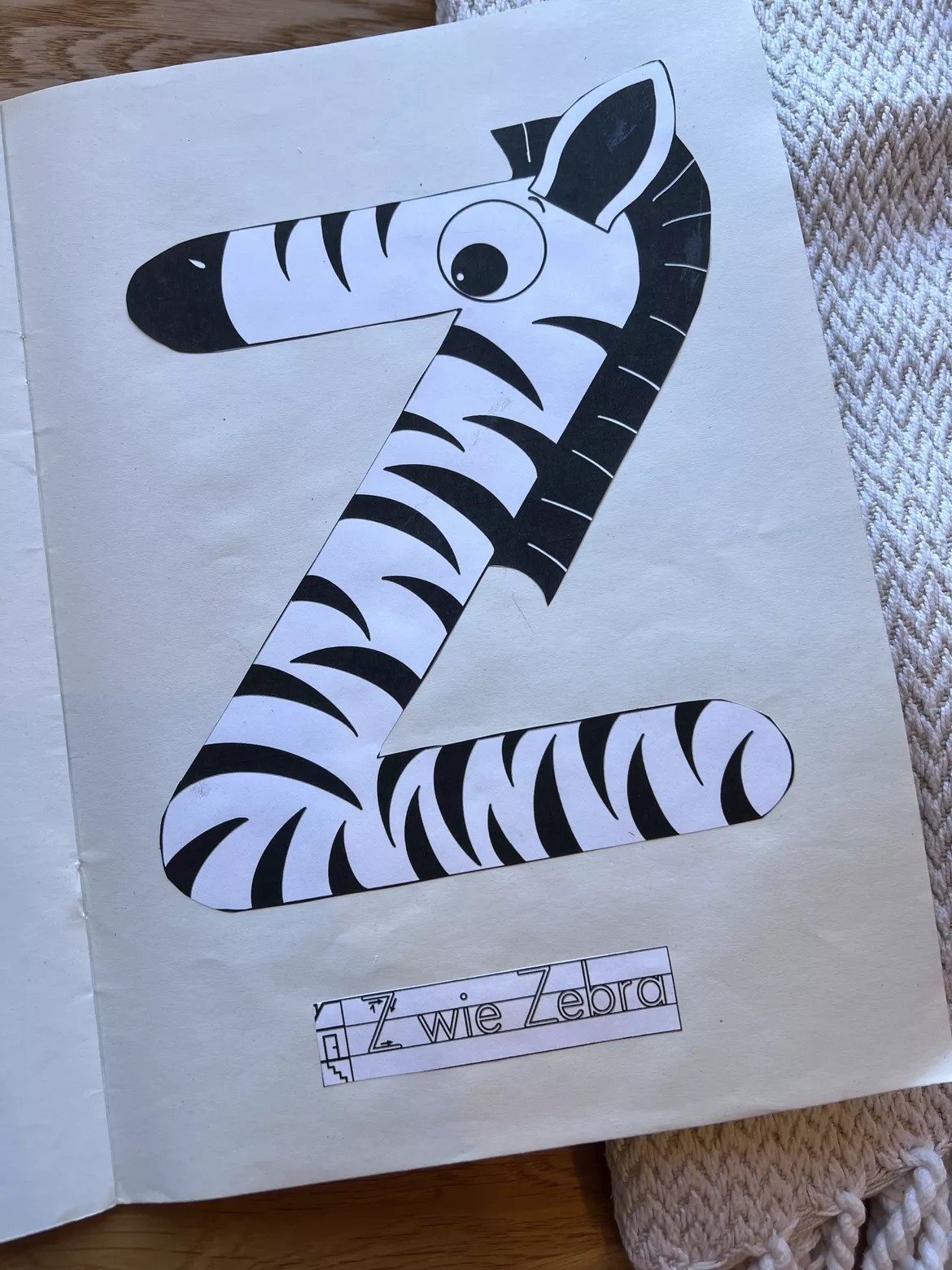 Bild in der Beschreibung des Unterrichtsmaterials Buchstabentier Z wie Zebra – Buchstabenheft Grundschule (Klasse 1) | Buchstabeneinführung, Bastelvorlage & Anfangsunterricht von allerlei_fuer_die_schule #1